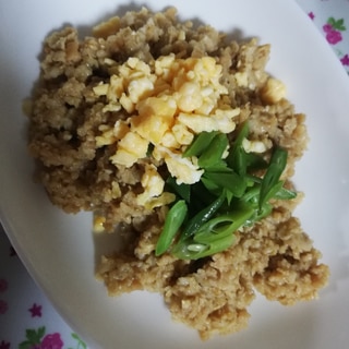 鶏そぼろとオートミール炒めの2色丼